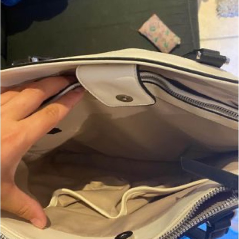 Purse - Picture 3 of 4